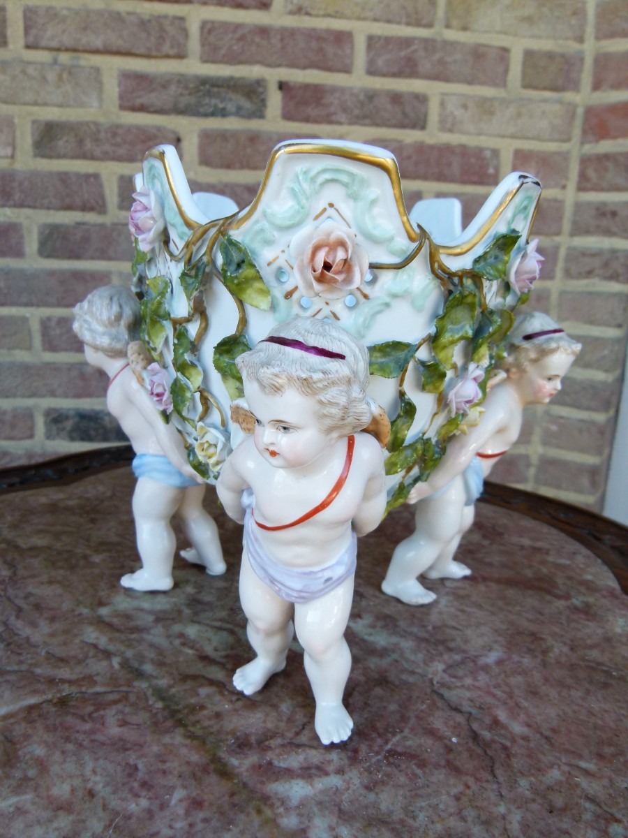 coupe with cherubs putti,s