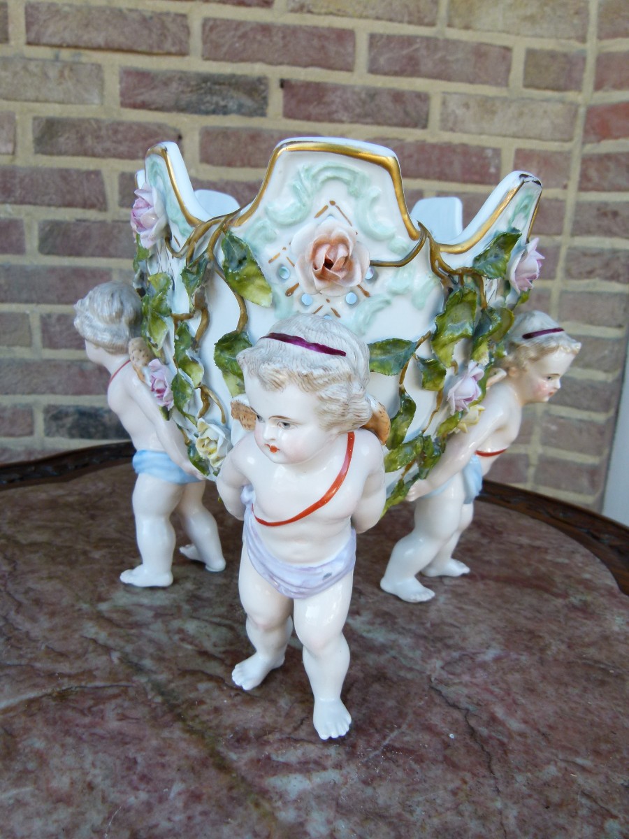 coupe with cherubs putti,s