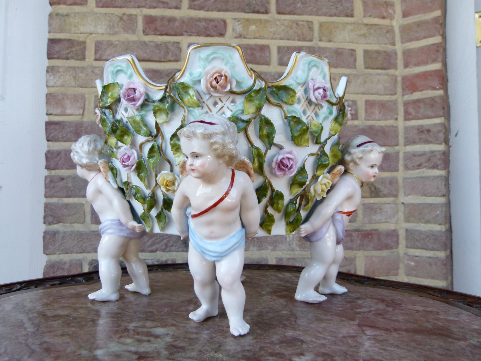 coupe with cherubs putti,s