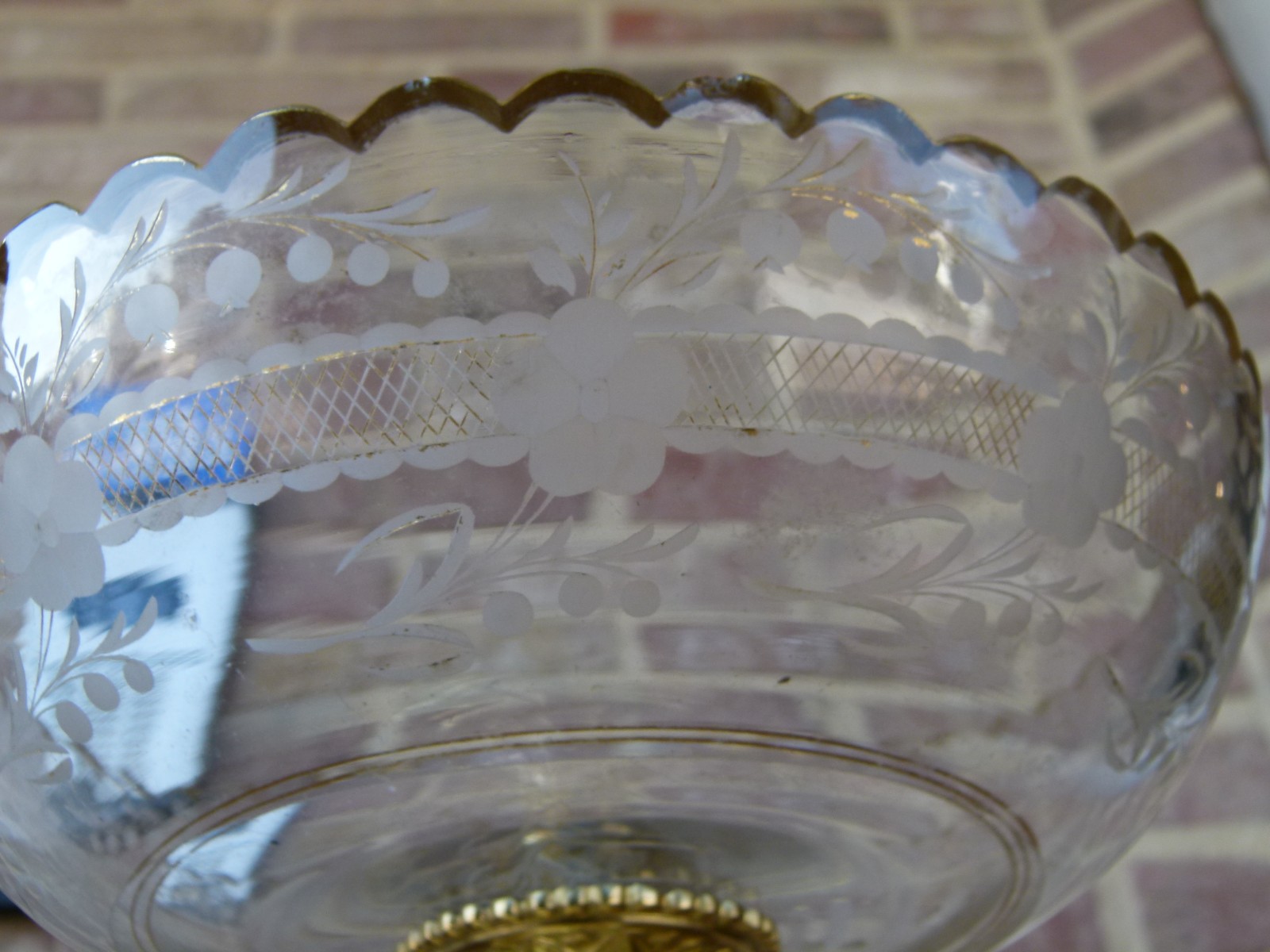 Louis 16 Centerpiece coupe with etched crystal