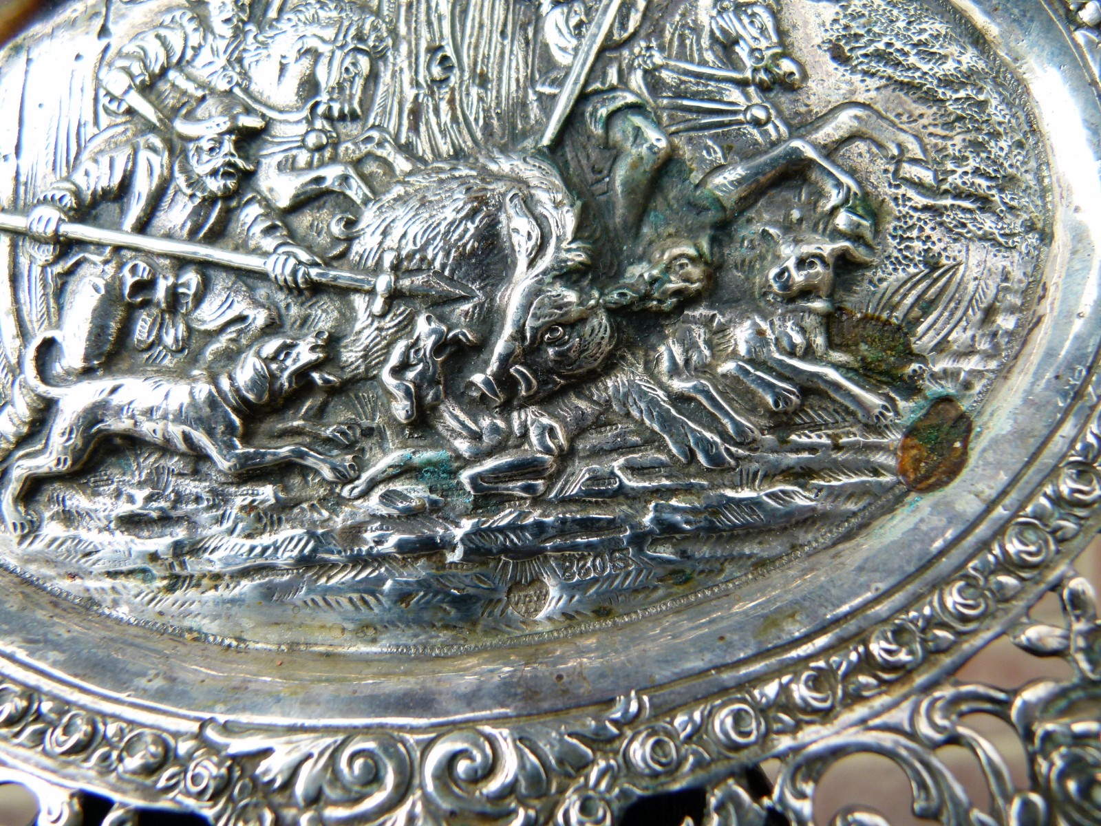 Napoleon III Centerpiece coupe 830 silver with hunting scene 275 gr
