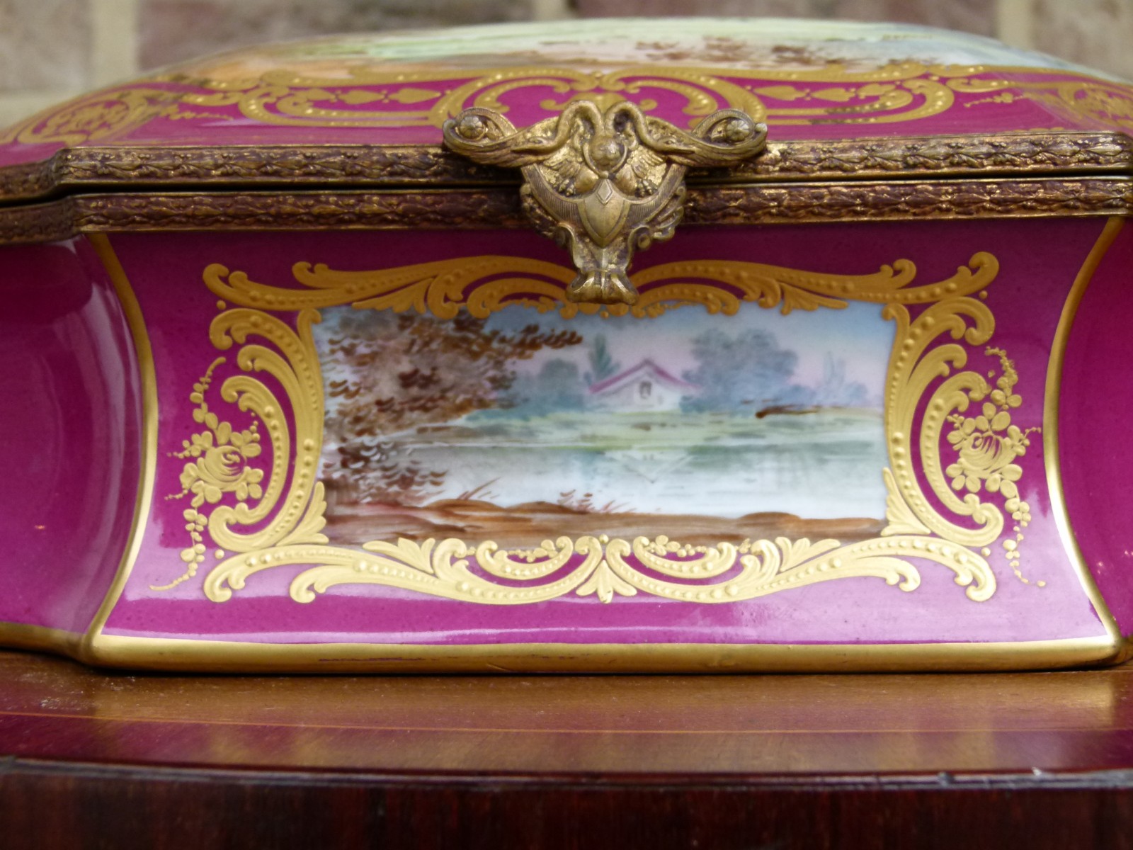 Belle epque Box with a romantic scene