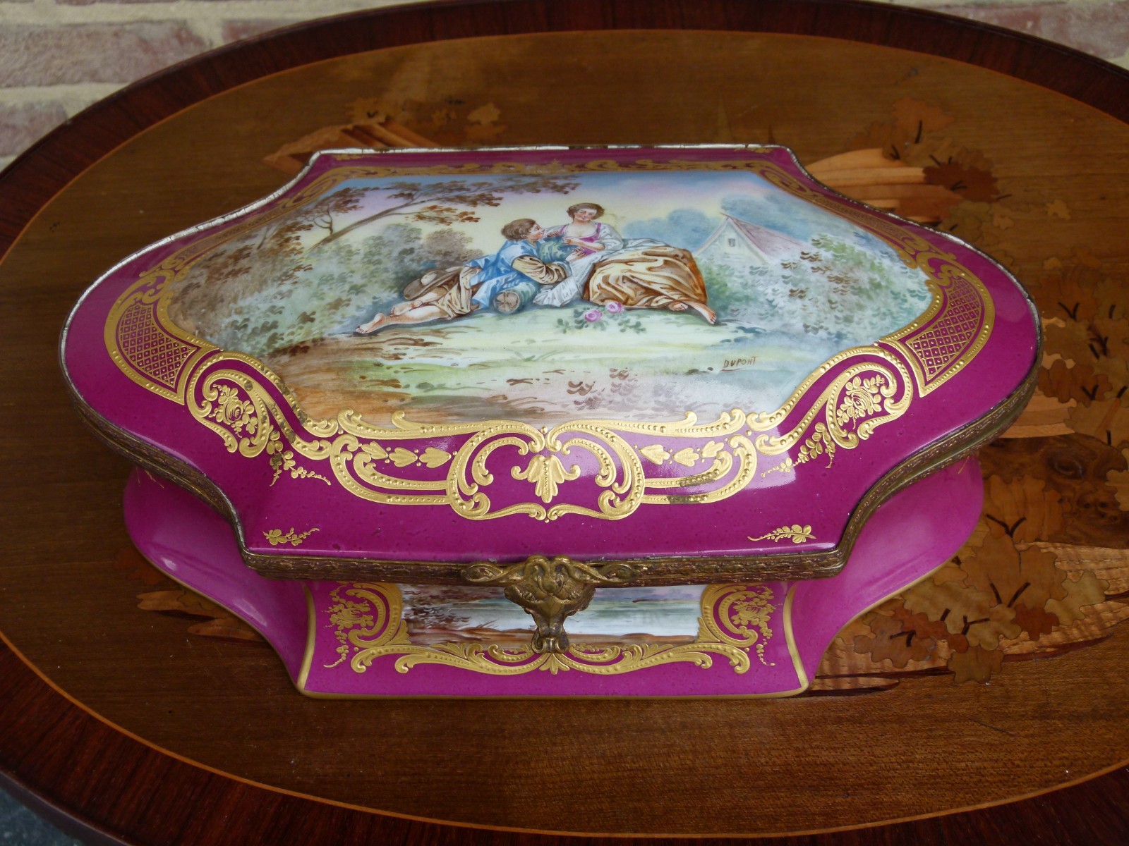 Belle epque Box with a romantic scene