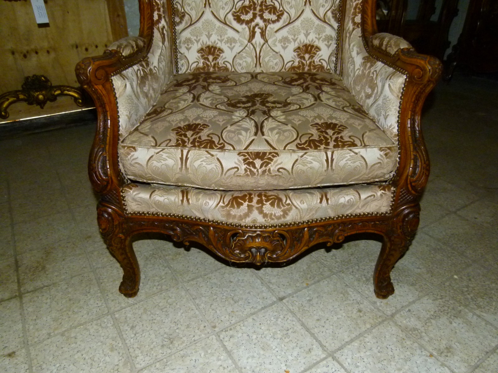 Louis 15 Bergére armchair with nice quality carving