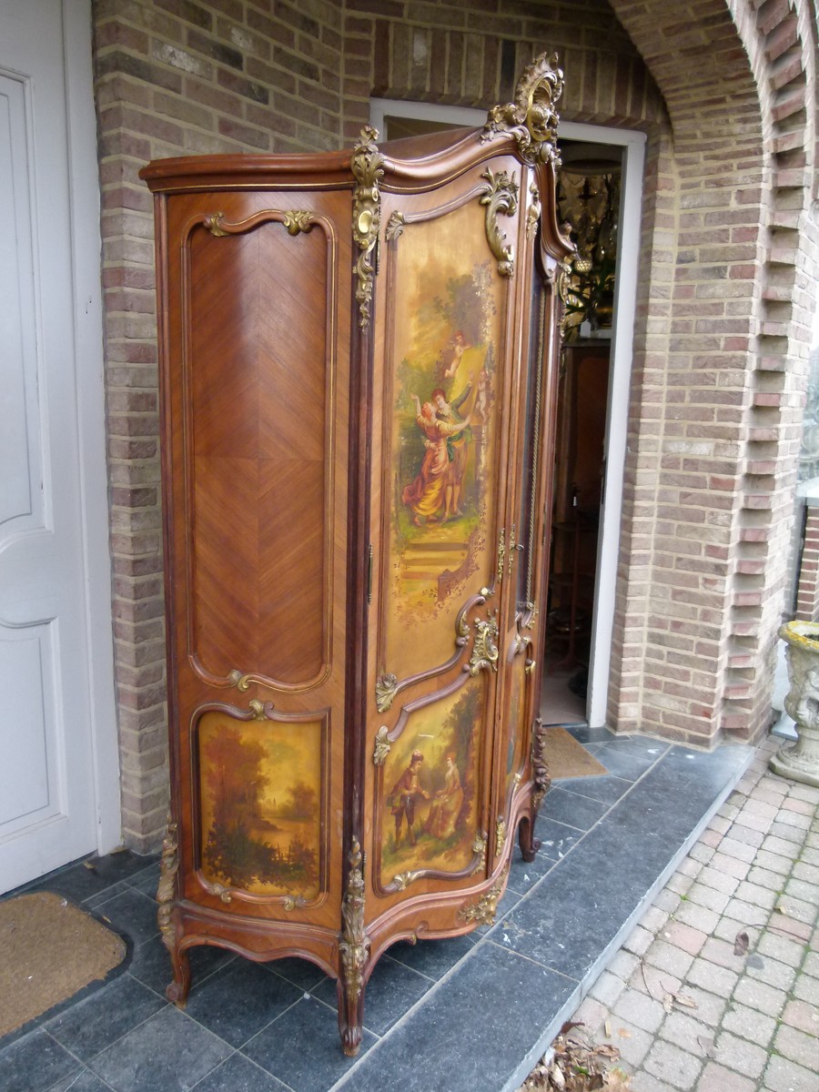 Louis 15 Unusual cabinet with vernis matin paintings