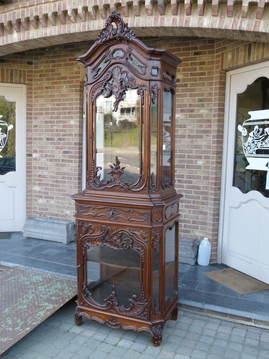 Louis 15 Highly carved Liége discplay cabinet vitrine