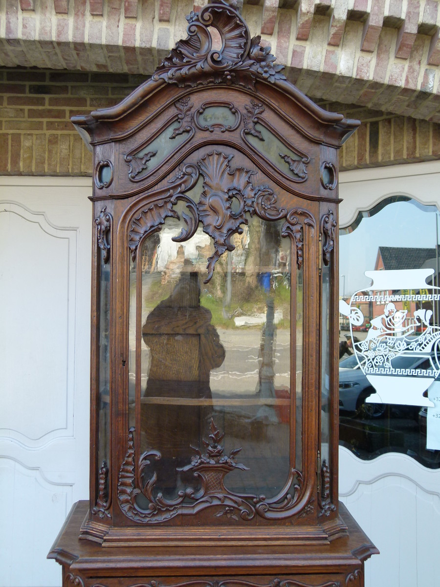 Louis 15 Highly carved Liége discplay cabinet vitrine