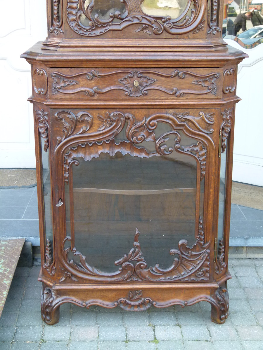 Louis 15 Highly carved Liége discplay cabinet vitrine