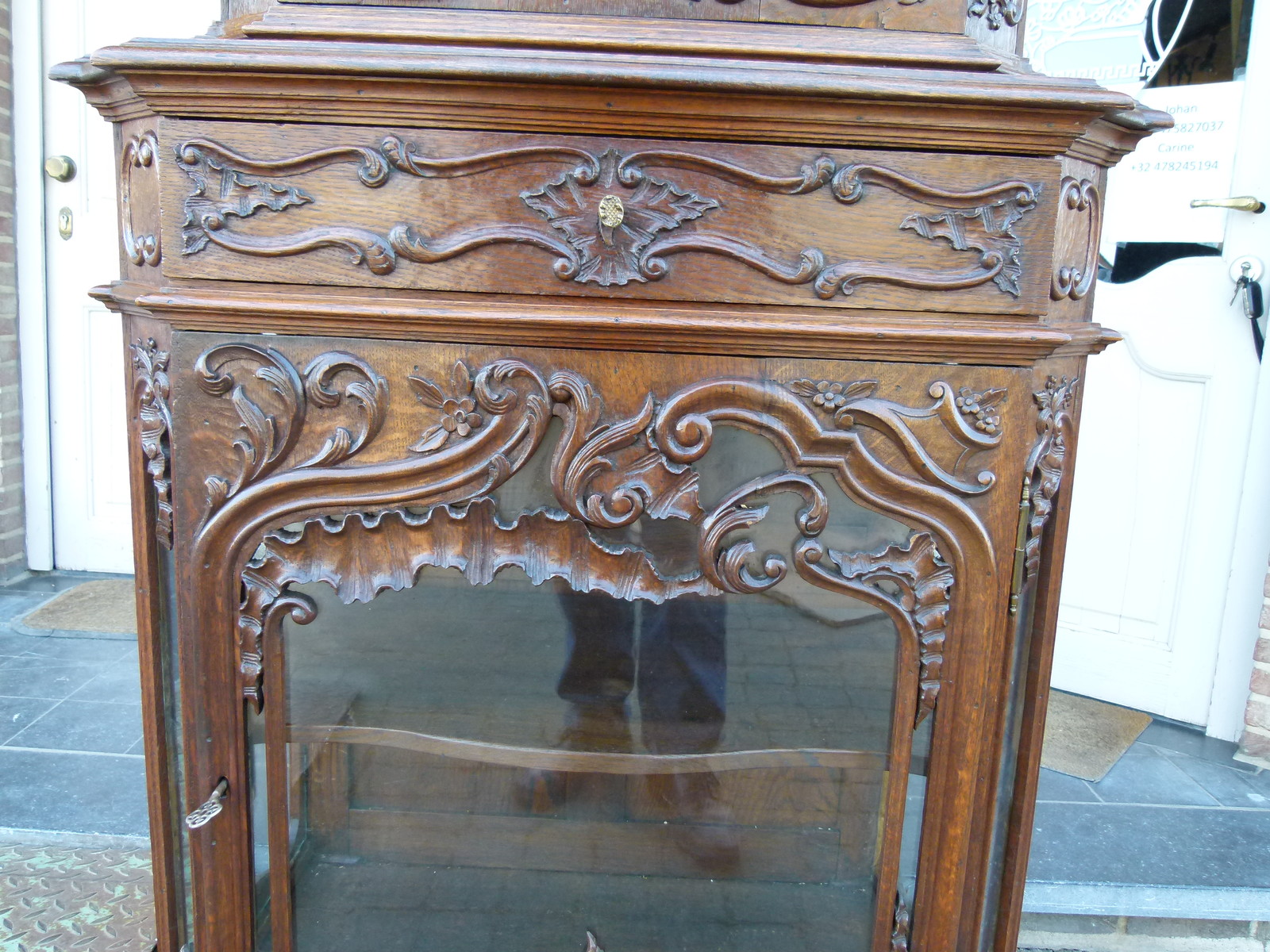 Louis 15 Highly carved Liége discplay cabinet vitrine