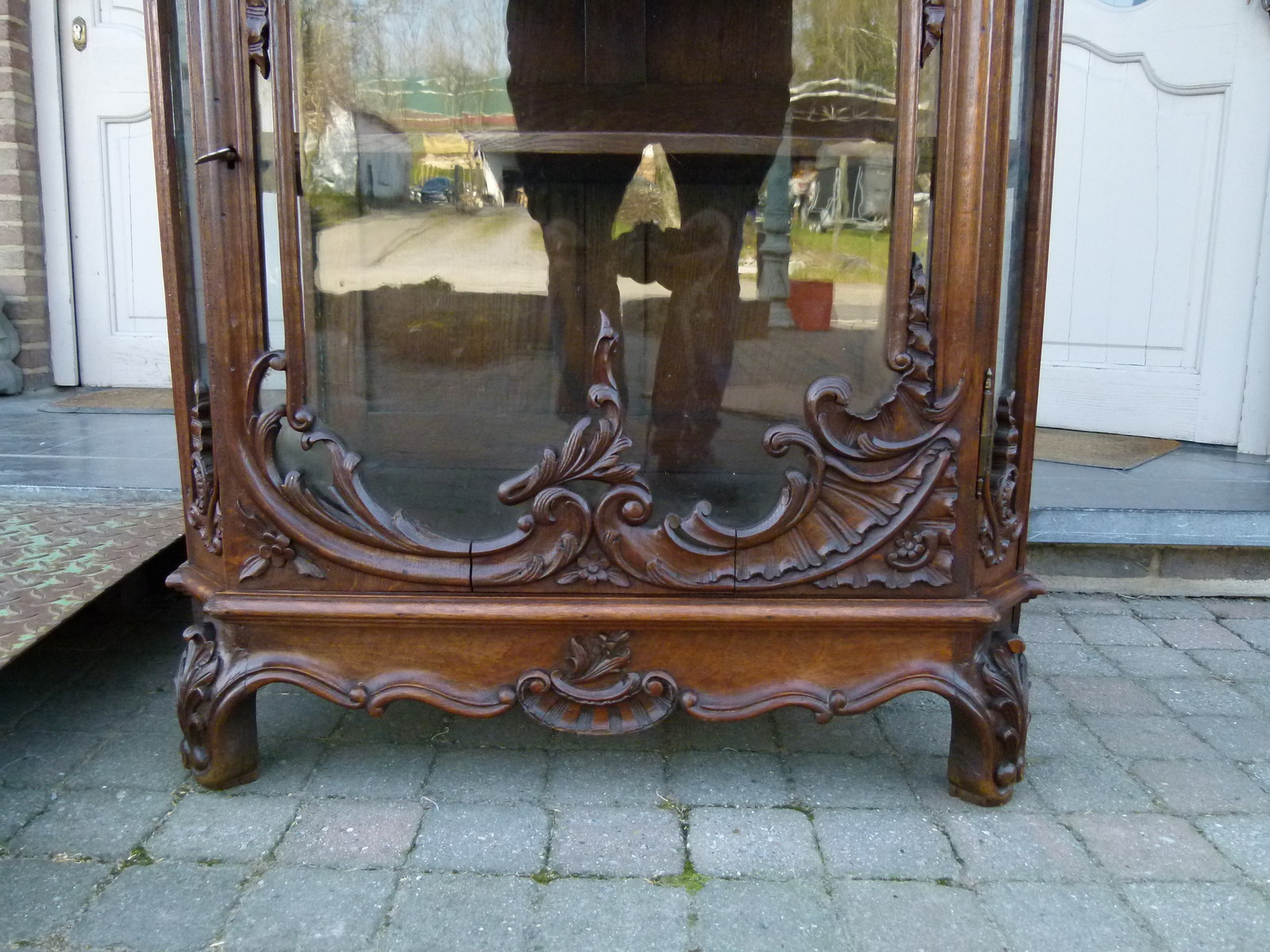 Louis 15 Highly carved Liége discplay cabinet vitrine