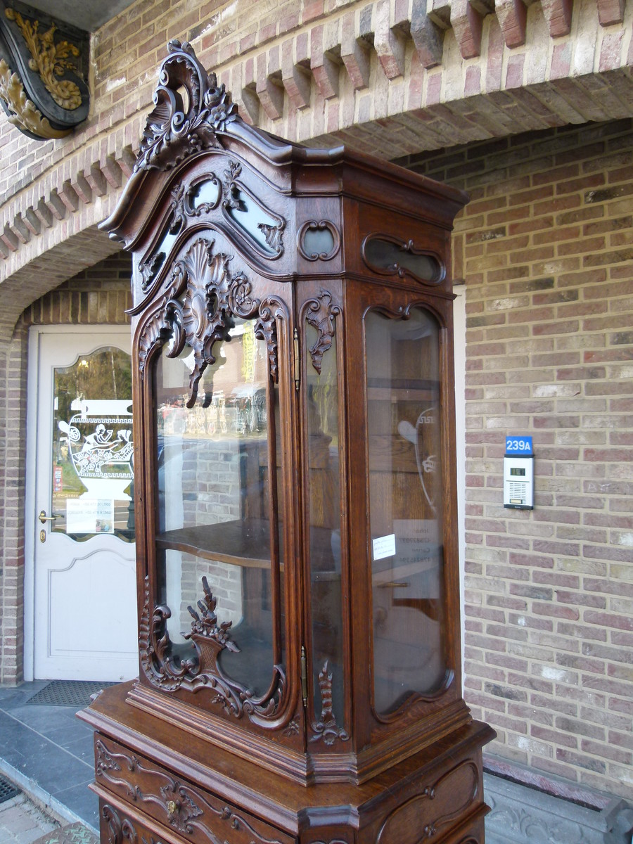 Louis 15 Highly carved Liége discplay cabinet vitrine