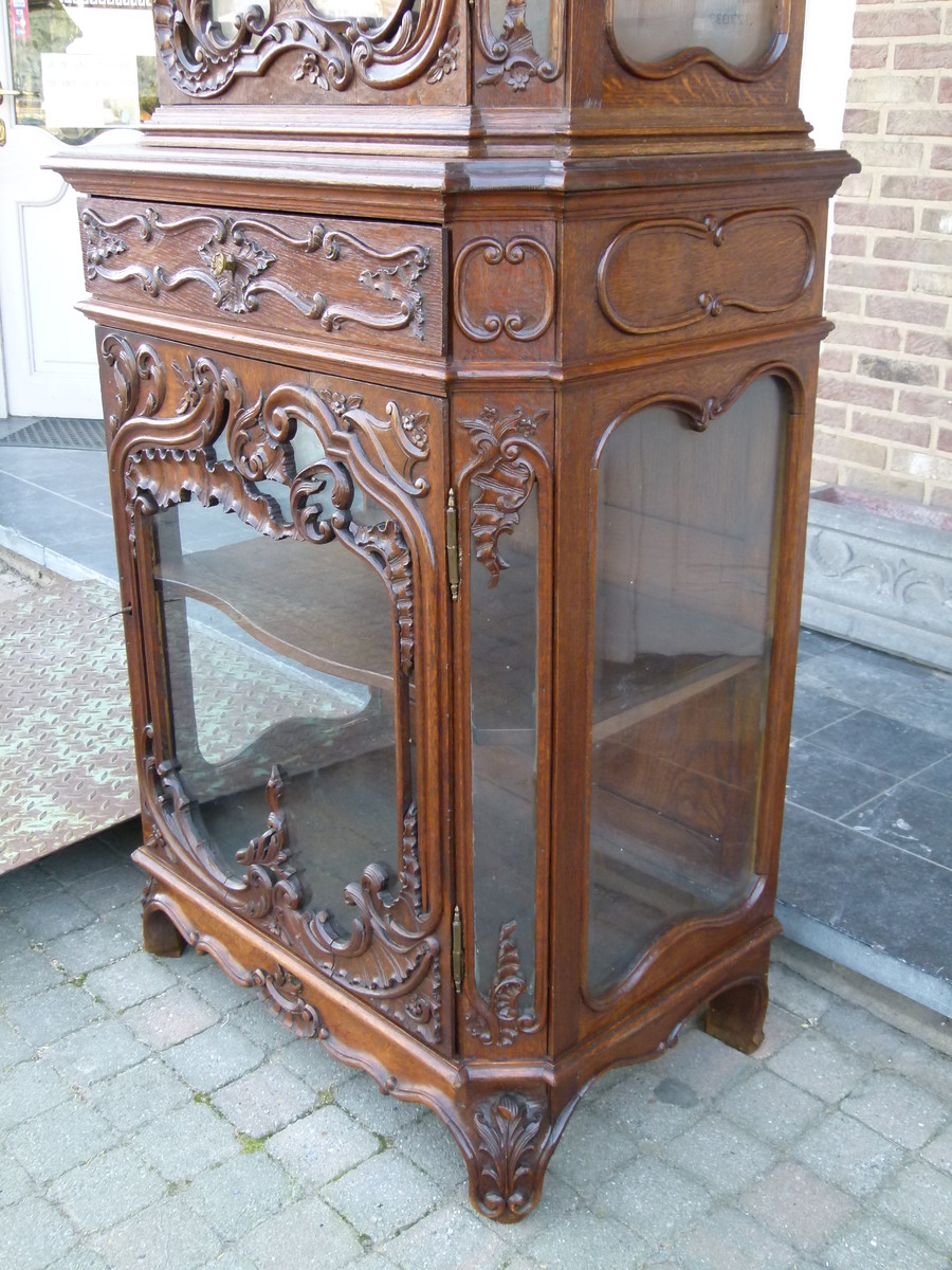 Louis 15 Highly carved Liége discplay cabinet vitrine