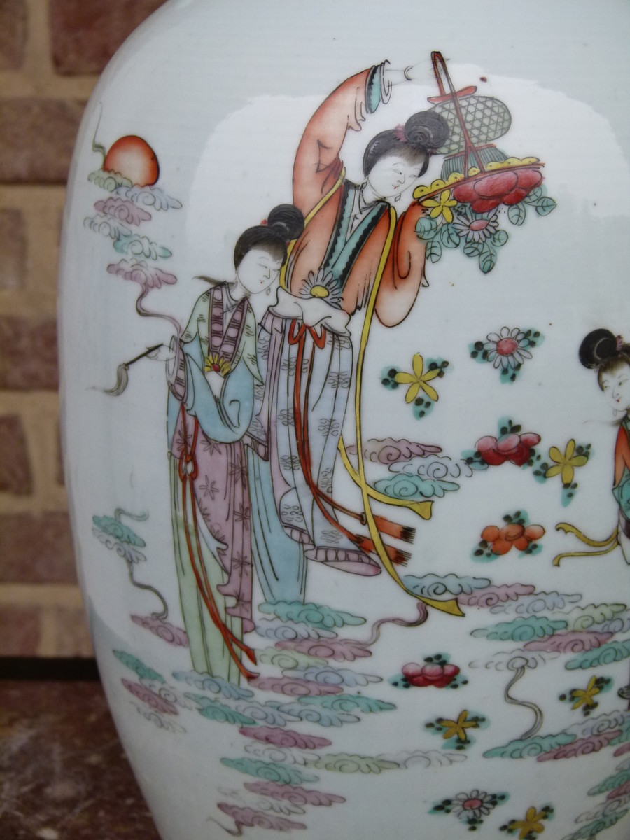 Chinese porcelain vase with Gheisa's