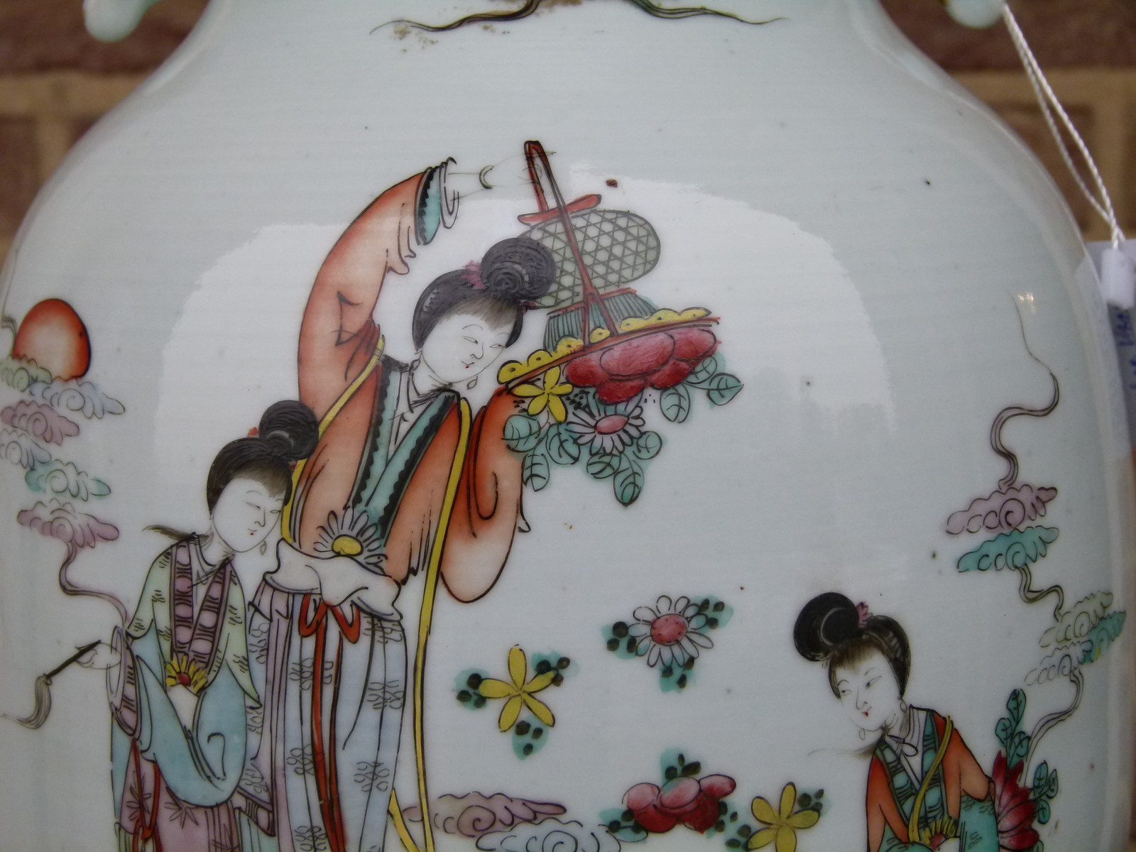 Chinese porcelain vase with Gheisa's