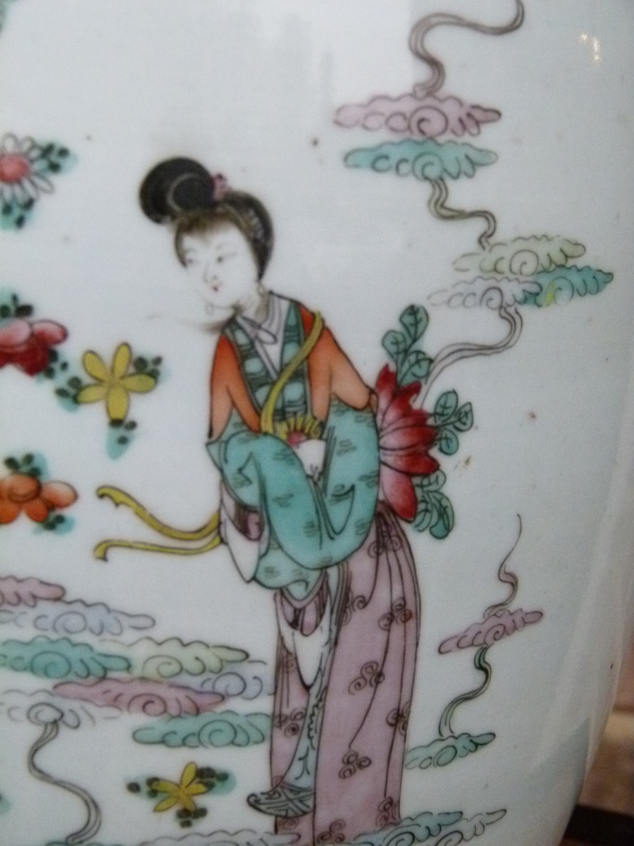 Chinese porcelain vase with Gheisa's