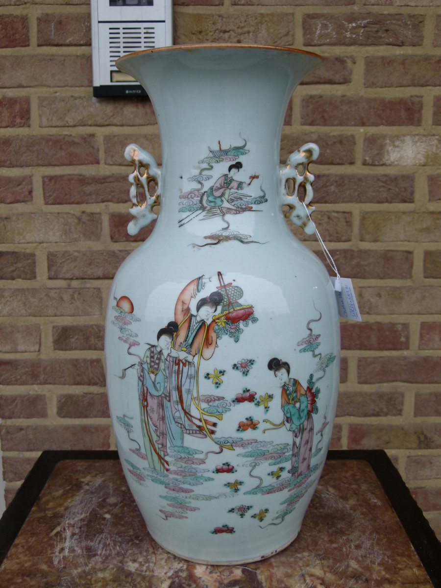 Chinese porcelain vase with Gheisa's