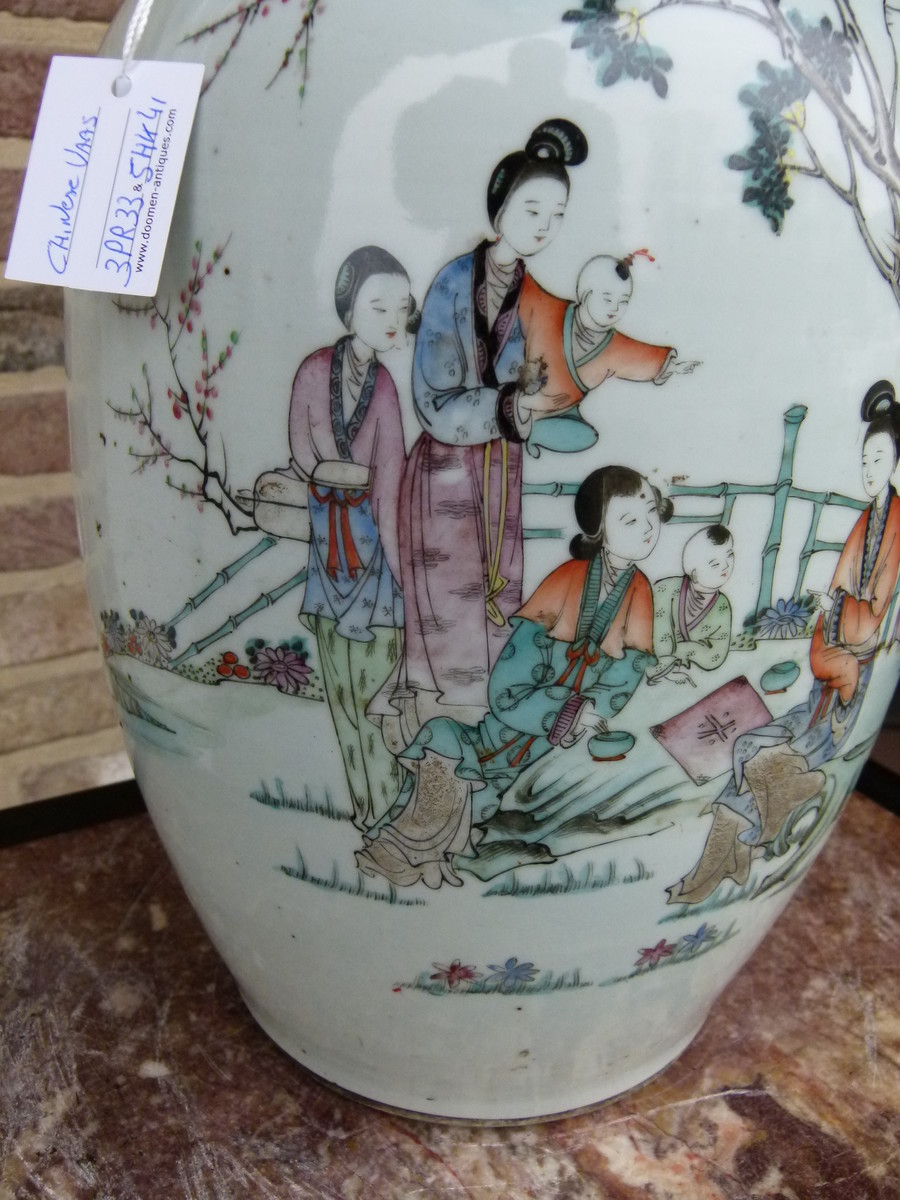 Chinese vase with Gheisa's