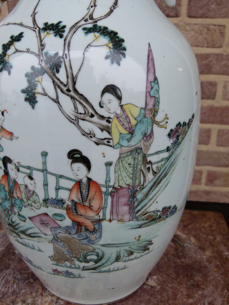 Chinese vase with Gheisa's