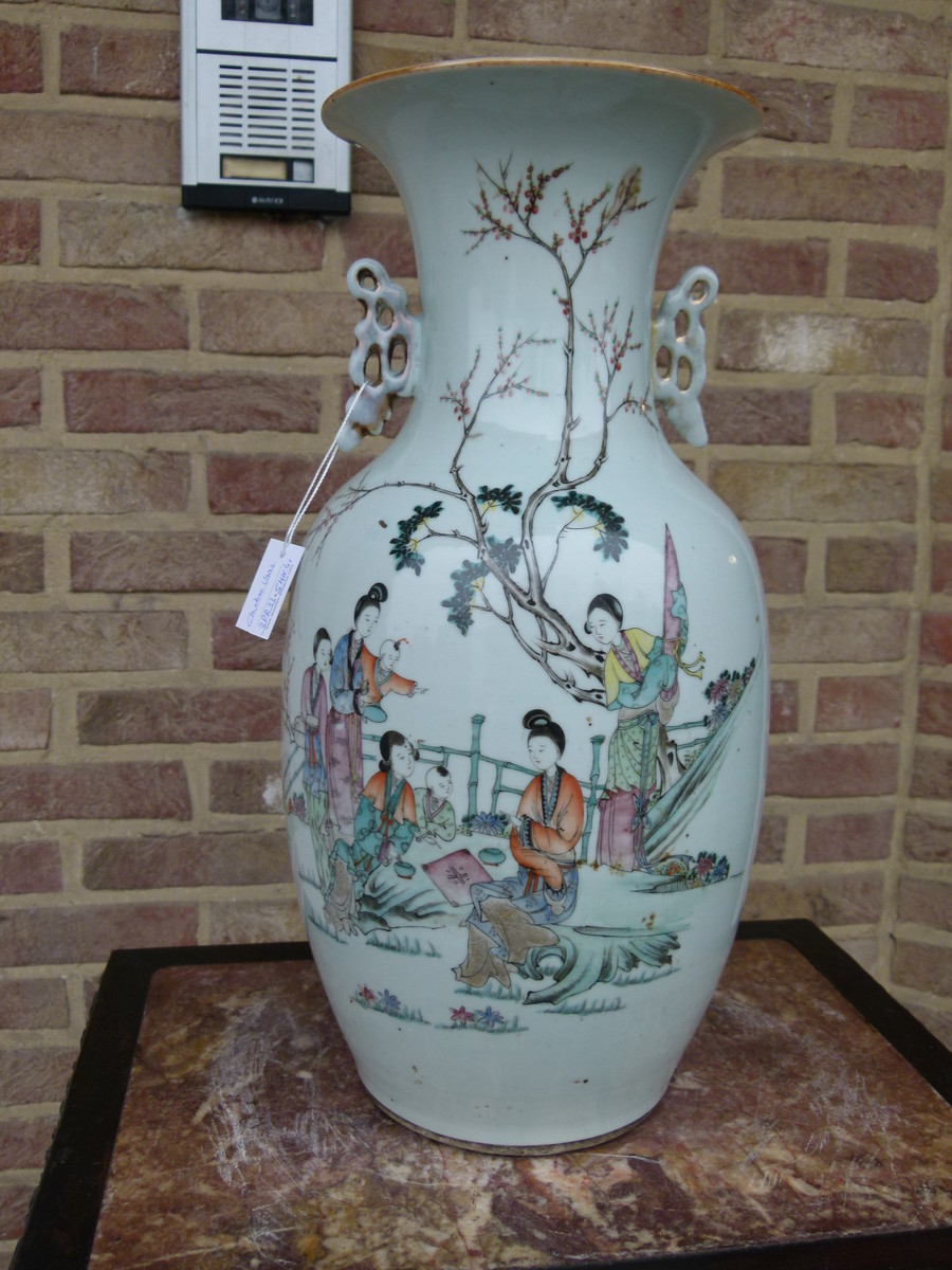 Chinese vase with Gheisa's