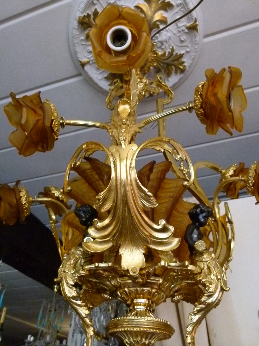 Louis 15 Lamp with 3 putti,s and brown glass shapes