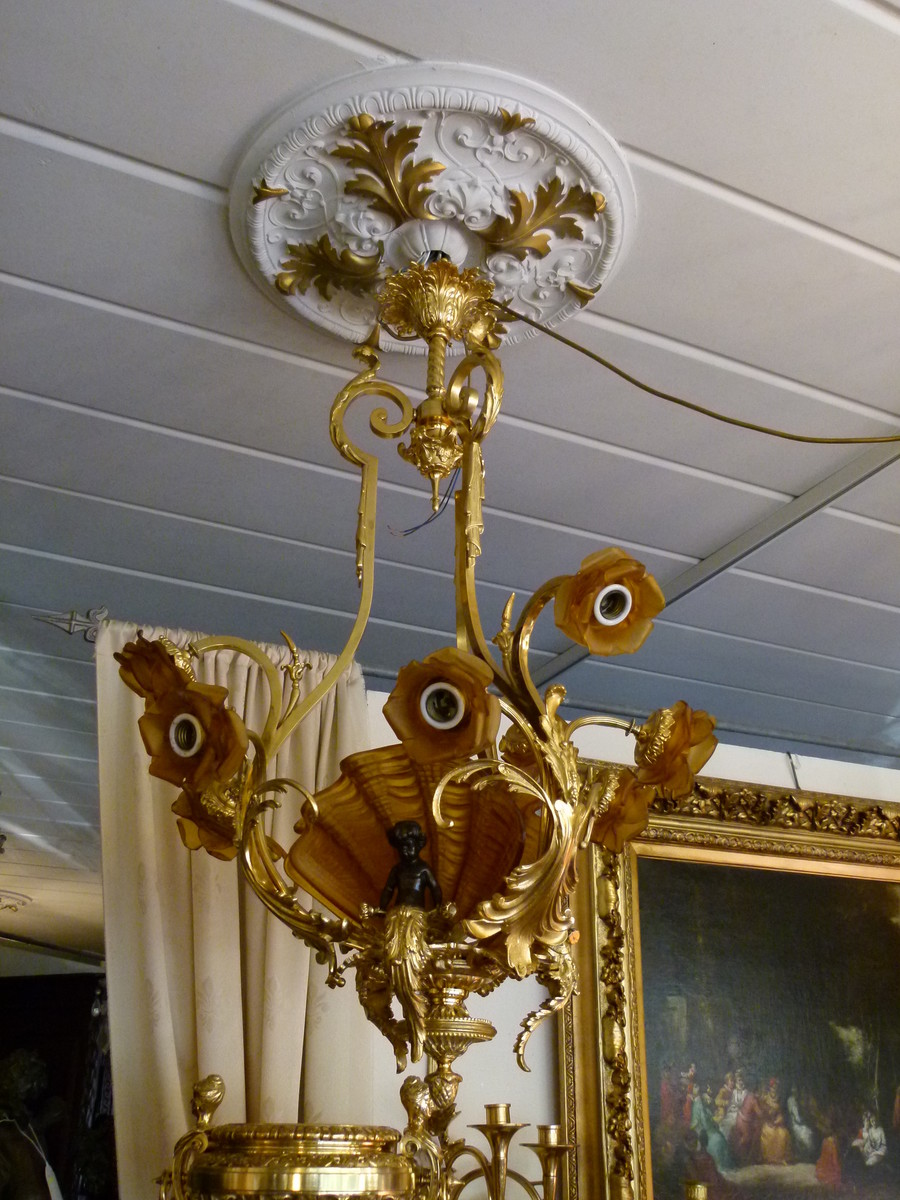 Louis 15 Lamp with 3 putti,s and brown glass shapes