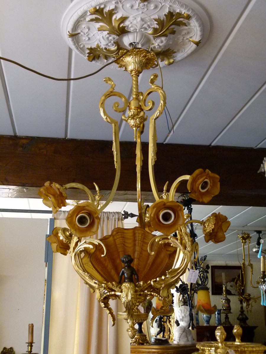 Louis 15 Lamp with 3 putti,s and brown glass shapes