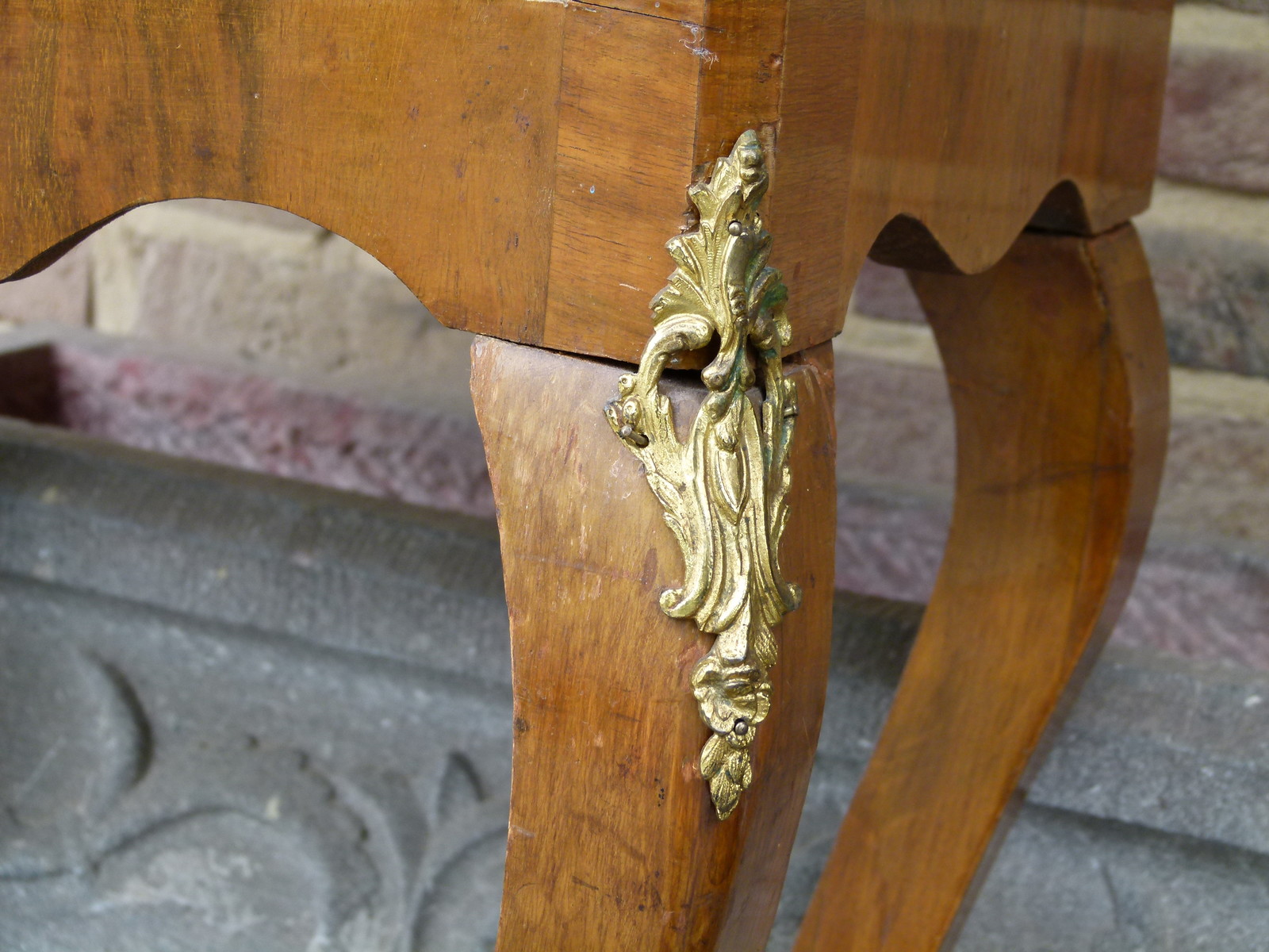 Barock Dresden cabinet with gilded bronze and German porcelain plates