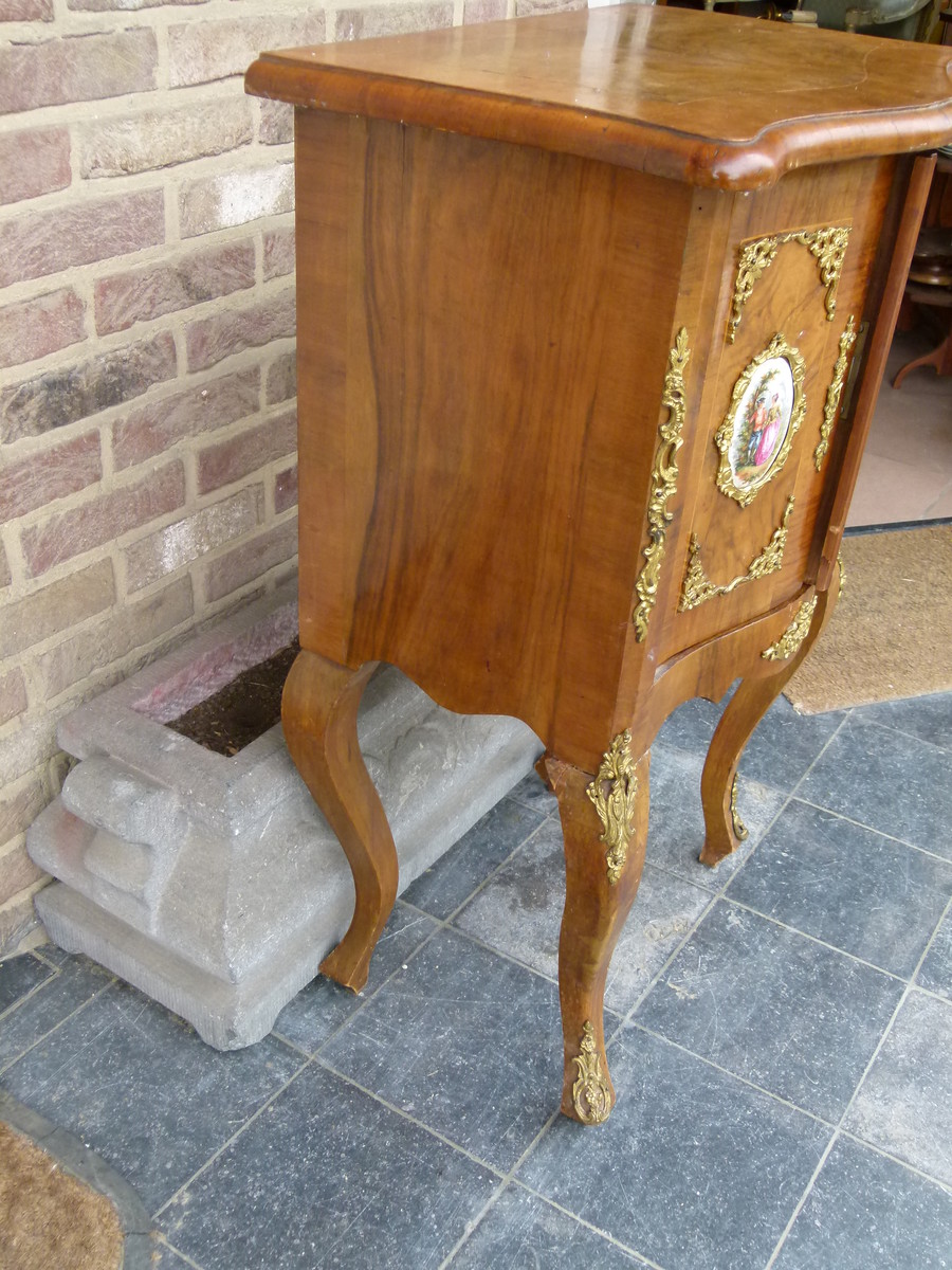 Barock Dresden cabinet with gilded bronze and German porcelain plates