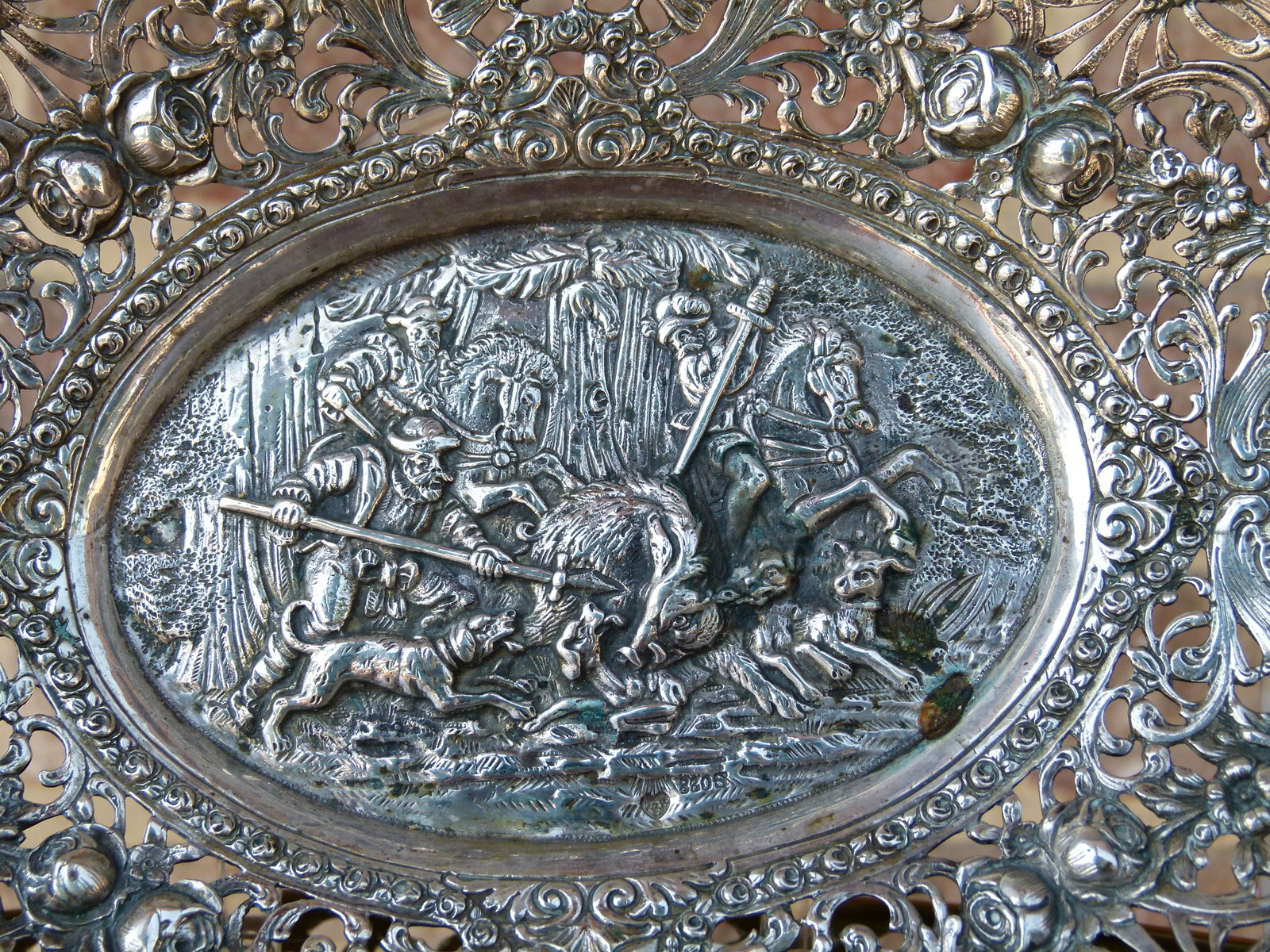 Silver plate with a hunting scene 275gram