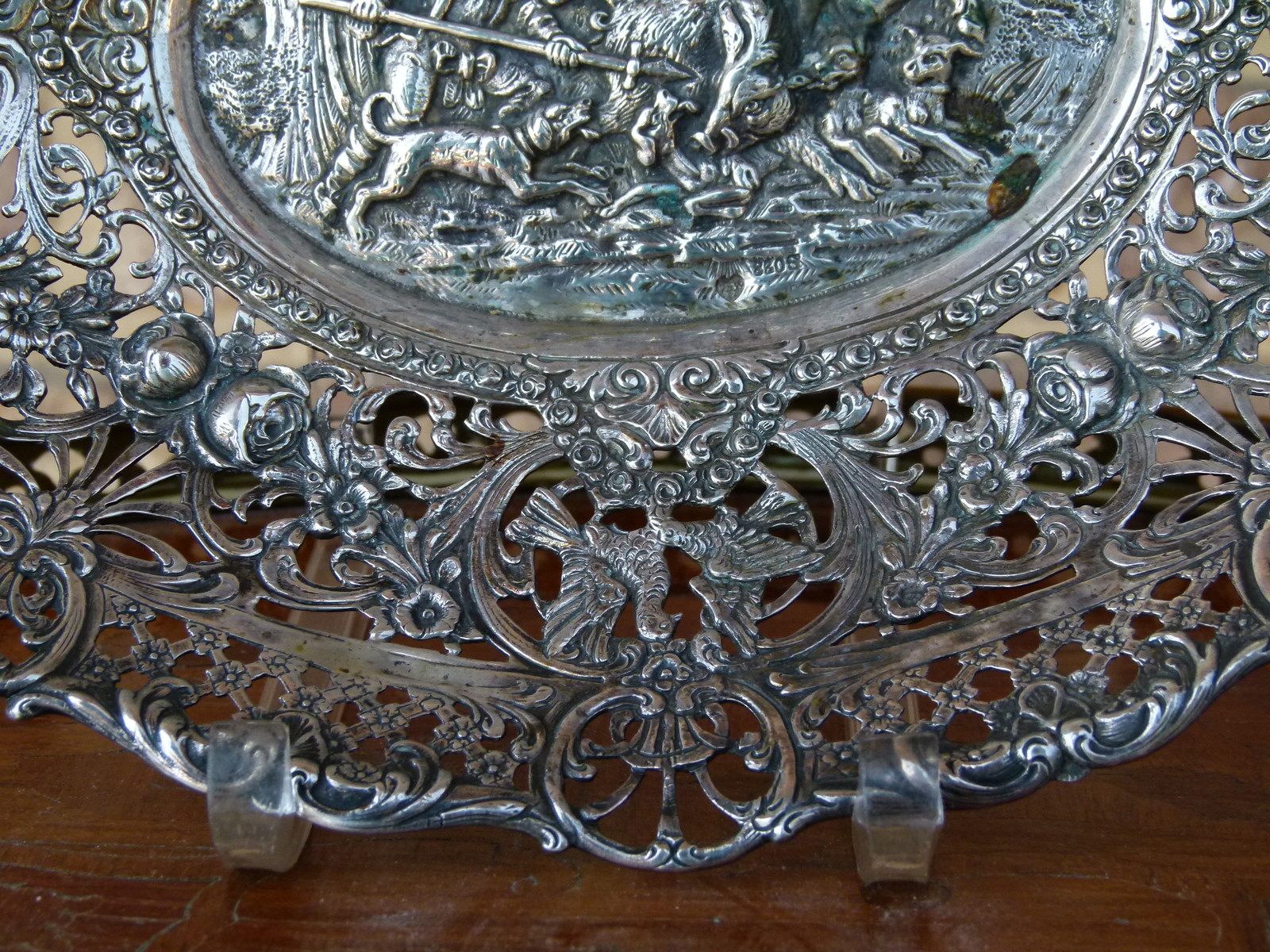 Silver plate with a hunting scene 275gram