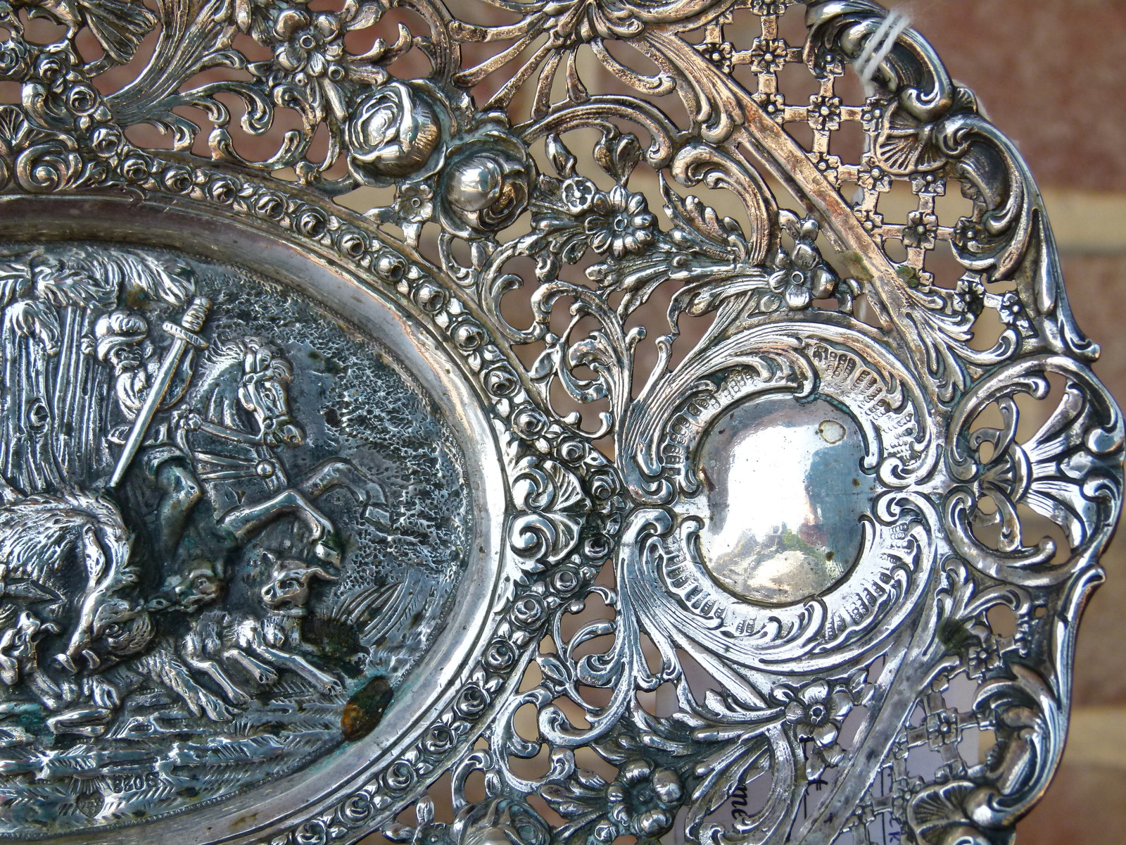 Silver plate with a hunting scene 275gram