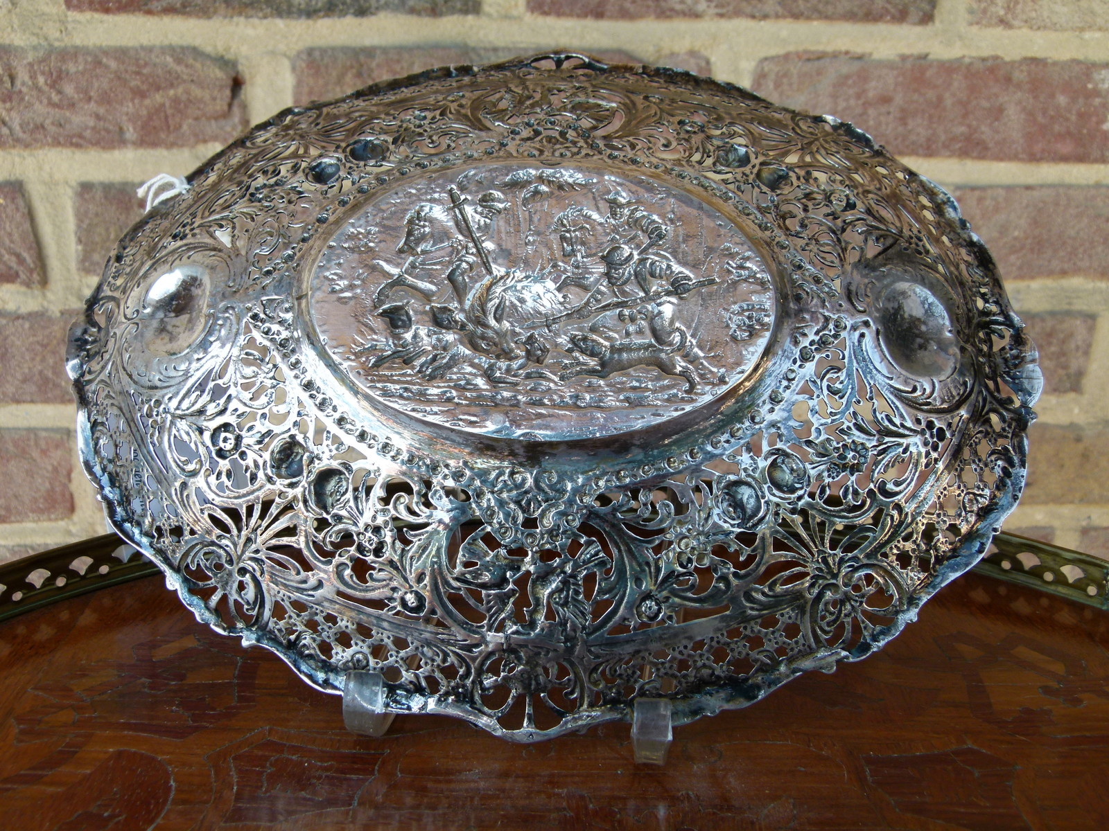 Silver plate with a hunting scene 275gram