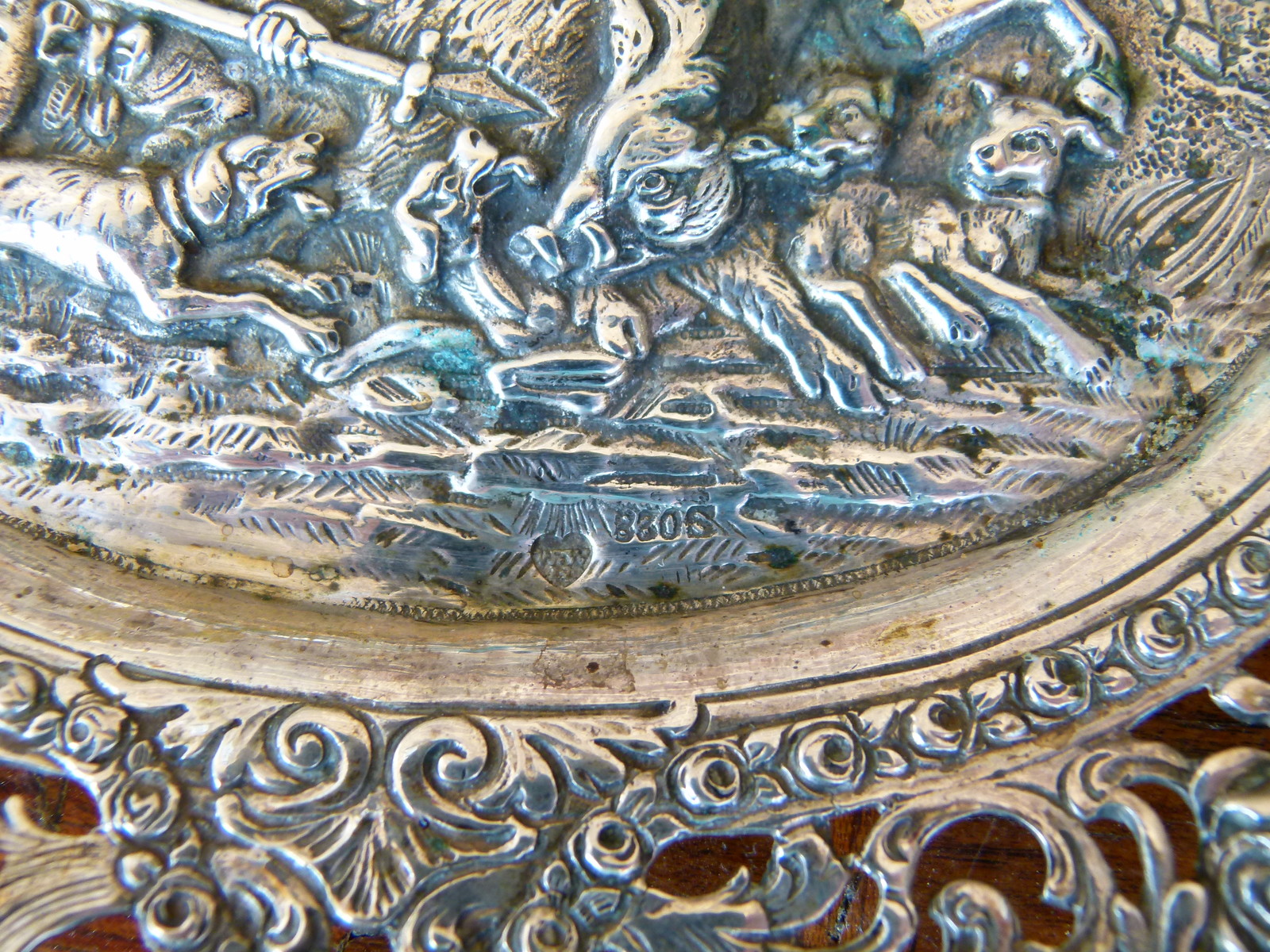 Silver plate with a hunting scene 275gram