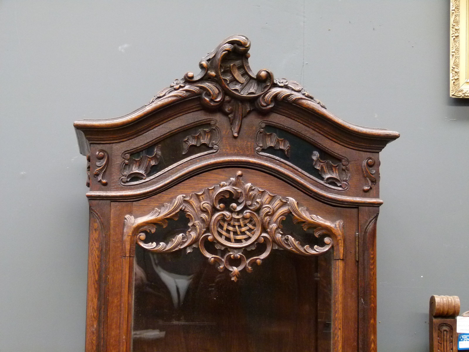 Louis 15 nice carved One door display cabinet