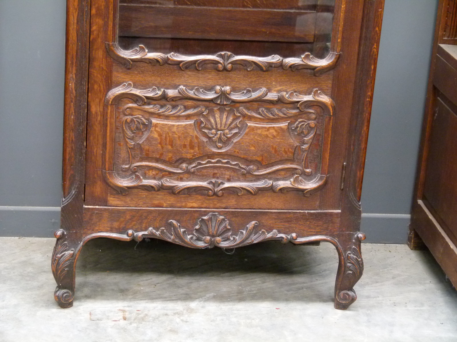 Louis 15 nice carved One door display cabinet