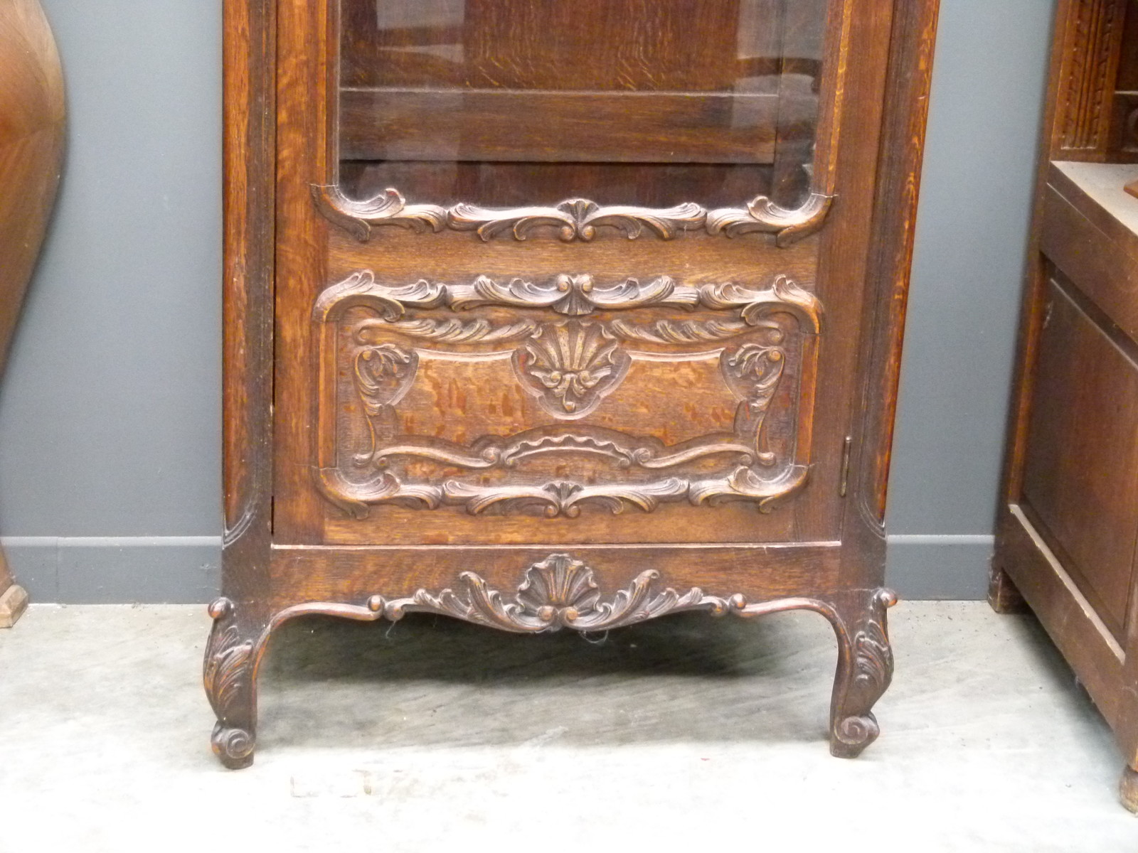 Louis 15 nice carved One door display cabinet