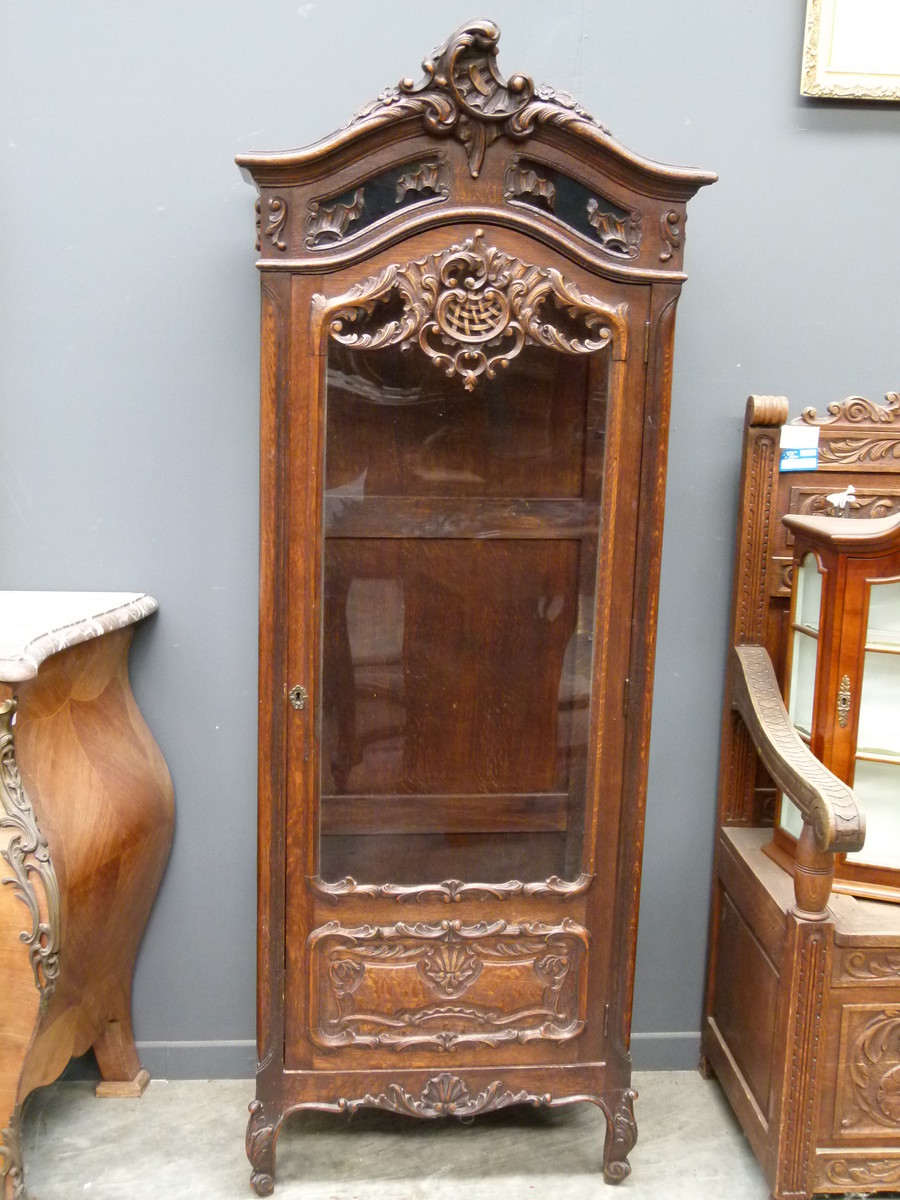 Louis 15 nice carved One door display cabinet