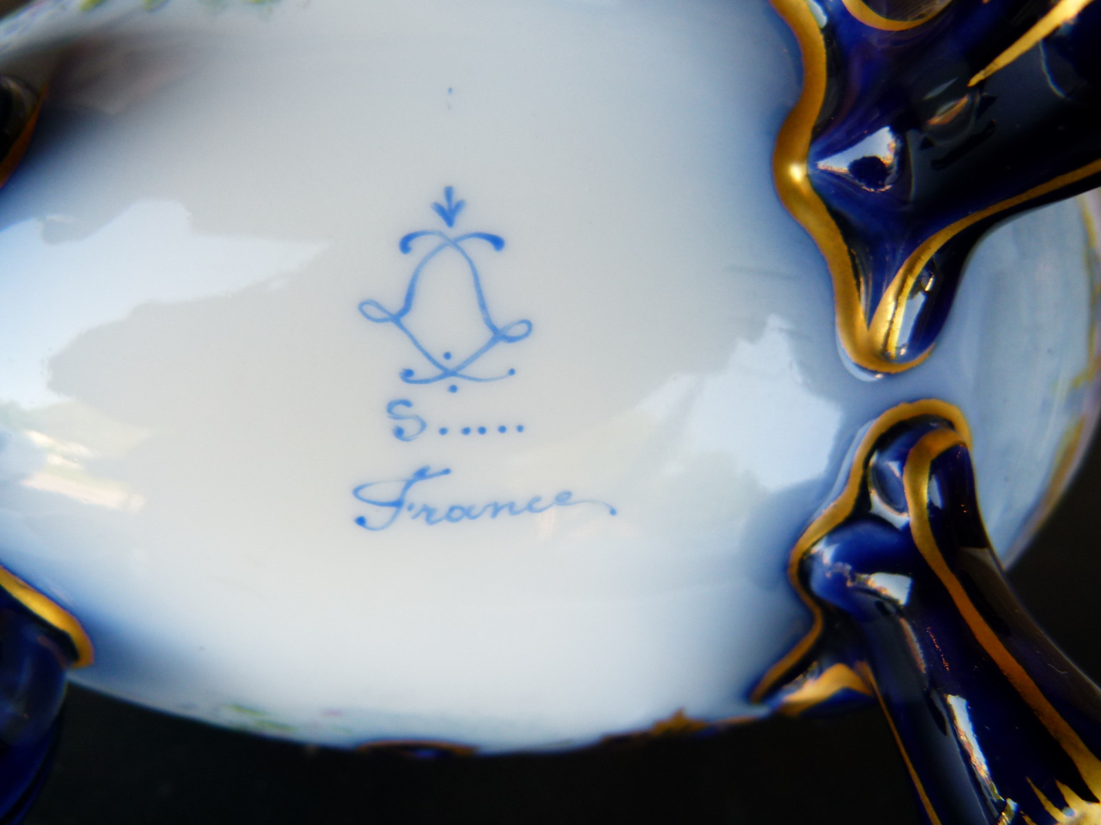 Sévres bonboniere in model off a egg with romantic scene