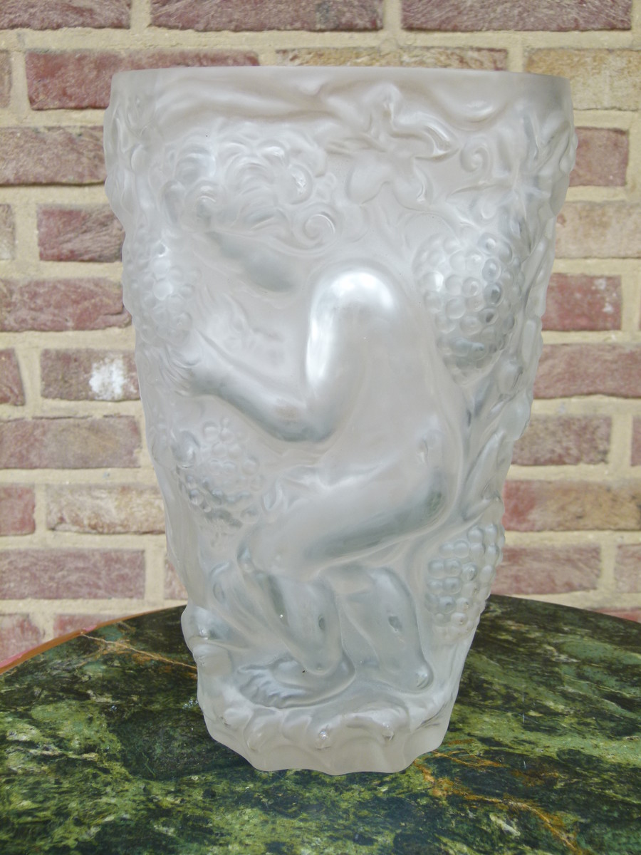 Art-nouveau Opalescent glass vase with putti signed Cros